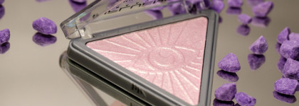 Межгалактическое сияние или разрозненные блестки? Прессованные хайлайтеры Influence beauty в двух оттенках