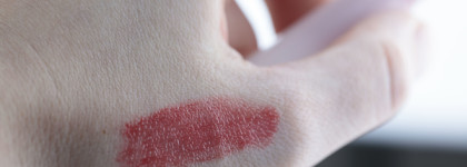 Тающая помада Darling* Wet Kiss в ярком оттенке 04 для очень влажных поцелуев