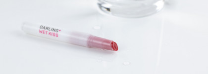 Тающая помада Darling* Wet Kiss в ярком оттенке 04 для очень влажных поцелуев