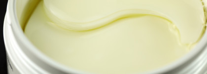 Защита от солнца и уход за кожей под глазами с косметикой d' Alba