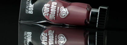 Блеск для губ Dark Mantra из коллекции Dark Academia Beauty Bomb. Оттенок 01 Romantic