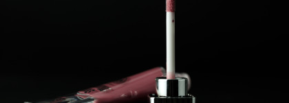 Блеск для губ Dark Mantra из коллекции Dark Academia Beauty Bomb. Оттенок 01 Romantic