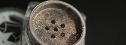 Минеральные сияющие тени Ecomake в оттенке Искрящийся кремний