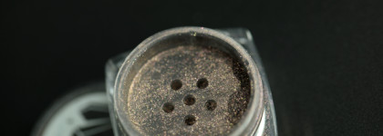 Минеральные сияющие тени Ecomake в оттенке Искрящийся кремний