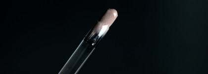 Серый блеск для губ Comfort Shine Lip Gloss от Arive Makeup в оттенке 03 Silver Lining