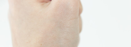 Увлажняющая губная помада Arive Makeup Balm Lipstick в голубом оттенке 01 Glacier