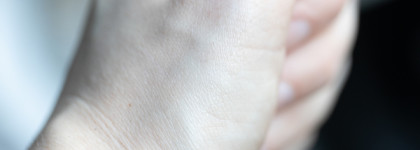 Увлажняющая губная помада Arive Makeup Balm Lipstick в голубом оттенке 01 Glacier