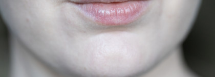 Увлажняющая губная помада Arive Makeup Balm Lipstick в голубом оттенке 01 Glacier