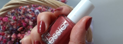 Осеннее настроение с Essie Nail Lacquer Classic collection #24 "In stitches" и #444 "Ready to boa"