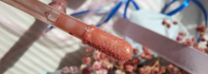 Отличник и двоечник: Anastasia Beverly Hills lip gloss #Coral и Pat AT Mcgrath Labs lust gloss # Peach Perversion