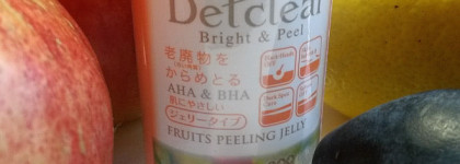 Кожа, как у младенца: Очищающий пилинг-гель с фруктовыми кислотами с эффектом сильного скатывания Meishoku Detclear AHA & BHA Fruits Peeling Jelly