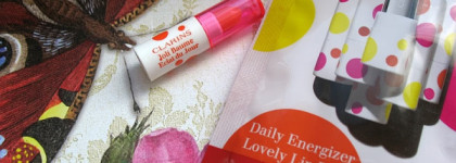 Летом ухаживаем за губами весело!  Бальзам для губ, придающий объем и усиливающий цвет Clarins Joli Baume Eclat du Jour Daily Energizer Lovely Lip Balm