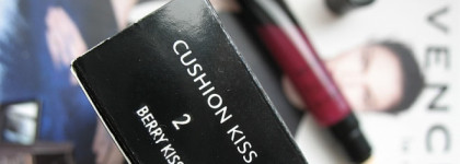 Ягодный поцелуй: Блеск-кушон для губ Givenchy Cushion Kiss Baume Gloss Douceur # 02 Berry Kiss