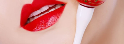 Впадаем в детство: В России начали продавать косметику Chupa Chups. Тинты на палочках, кислотные мисты для тела. Что ещё?