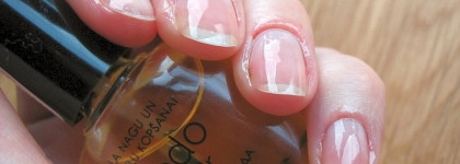 Небольшой набор моих действующих маникюрных помощников на лаковой полочке