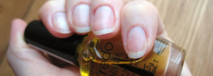 Небольшой набор моих действующих маникюрных помощников на лаковой полочке