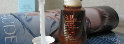 Один из главных моих фаворитов: Восстанавливающий концентрат для кожи области вокруг глаз Estee Lauder Advanced Night Repair Eye Concentrate Matrix