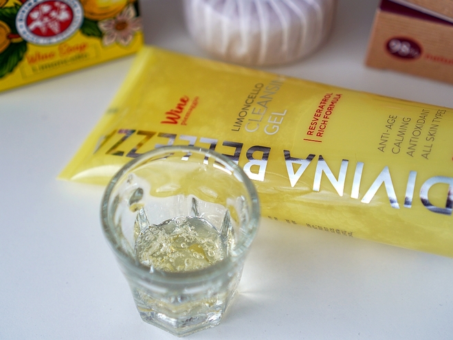 Какое средство для очищения лица вкуснее: Limoncello Divina Belezza или медовая Apivita?