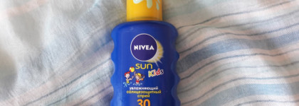 Не забудьте положить в пляжную сумку Nivea Sun Kids Увлажняющий солнцезащитный спрей  для детей Spf30
