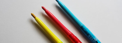 Смелый акцент с essence Electric vibes liner