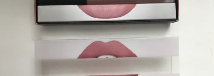 Huda без добра. Обзор жидкой матовой помады Huda Beauty Liquid Matte в оттенке Bombshell