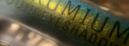 Неуловимые переливы жидких мультихромных теней Natasha Denona Chromium в оттенке Scarab