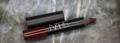 Отправиться в путешествие вместе с NARS Velvet Matte Lip Pencil Train Bleu