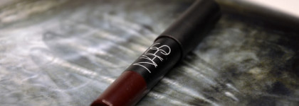 Отправиться в путешествие вместе с NARS Velvet Matte Lip Pencil Train Bleu