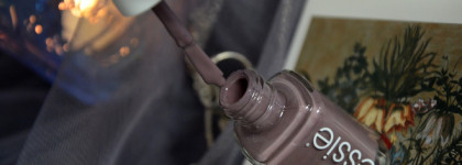 Укутать ногти в осенний туман вместе с лаком Essie Nail Lacquer в оттенке #76 Merino Cool