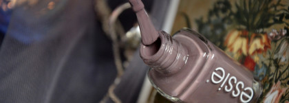 Укутать ногти в осенний туман вместе с лаком Essie Nail Lacquer в оттенке #76 Merino Cool