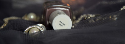 Укутать ногти в осенний туман вместе с лаком Essie Nail Lacquer в оттенке #76 Merino Cool