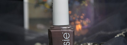 Укутать ногти в осенний туман вместе с лаком Essie Nail Lacquer в оттенке #76 Merino Cool