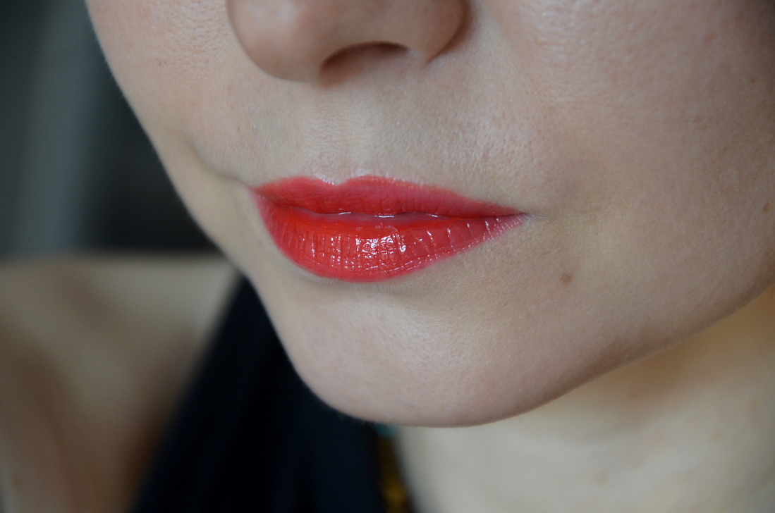 Увлажняющая помада-блеск Chanel Rouge Coco Flash Lipstick в оттенке 66 Puls...