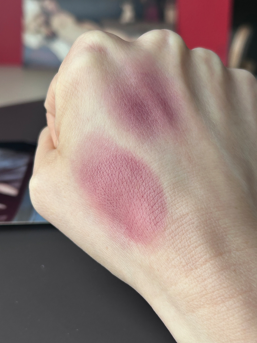 Дневной свет. Вверху — Dior, внизу Rare Beauty.