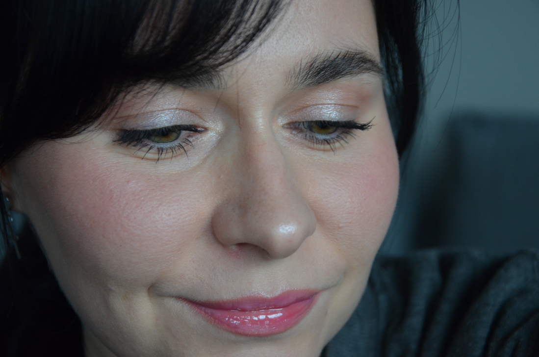 Дневной пасмурный свет.