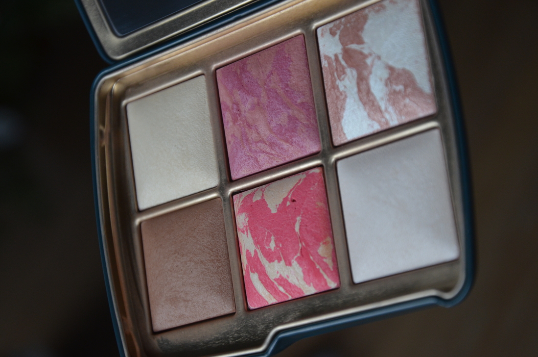 Дневной пасмурный свет.