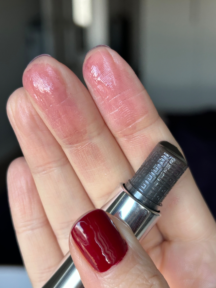 Свотч сделан у окна. Свеженанесенная