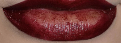 Губная помада Essence Vibrant Shock Lip Paint в оттенке 03 red viper. 