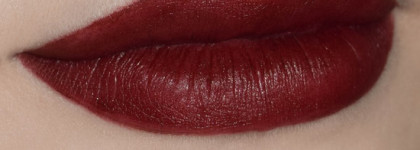 Губная помада Essence Vibrant Shock Lip Paint в оттенке 03 red viper. 