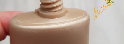 Иллюзия и вуаль для тонирования лица: Hourglass Illusion Hyaluronic Skin Tint в оттенке Shell и Hourglass Veil Mineral Primer