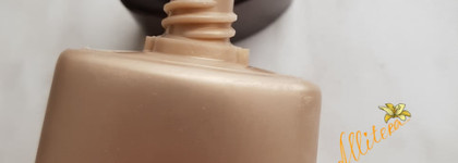 Иллюзия и вуаль для тонирования лица: Hourglass Illusion Hyaluronic Skin Tint в оттенке Shell и Hourglass Veil Mineral Primer