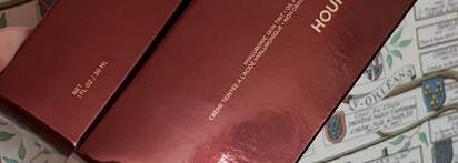 Иллюзия и вуаль для тонирования лица: Hourglass Illusion Hyaluronic Skin Tint в оттенке Shell и Hourglass Veil Mineral Primer