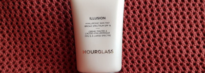 Иллюзия и вуаль для тонирования лица: Hourglass Illusion Hyaluronic Skin Tint в оттенке Shell и Hourglass Veil Mineral Primer
