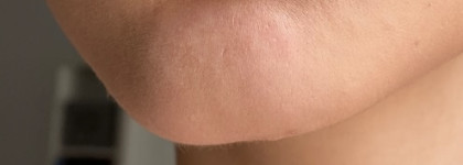 Гибрид блеска для губ и уходового бальзама: Kosas Wet Oil Lip Gloss в оттенке Jaws