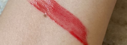 Гибрид блеска для губ и уходового бальзама: Kosas Wet Oil Lip Gloss в оттенке Jaws