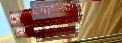 Гибрид блеска для губ и уходового бальзама: Kosas Wet Oil Lip Gloss в оттенке Jaws