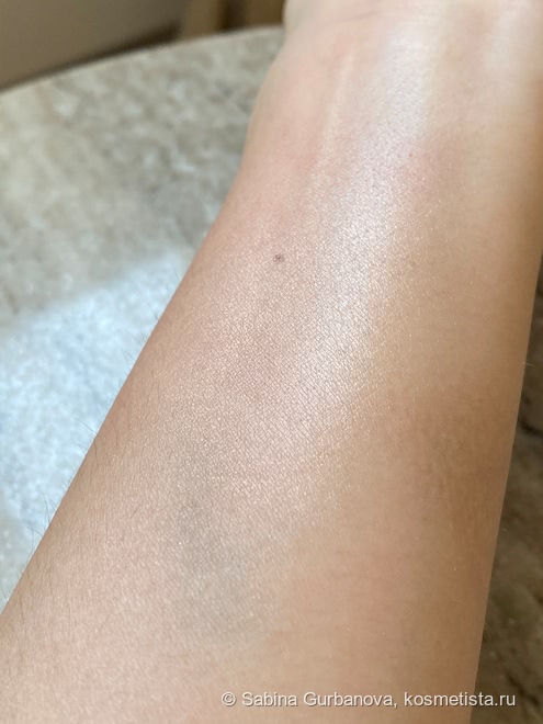 Тот самый влажный блик с Charlotte Tilbury Beauty Light Wand в оттенке Hollywood Spotlight