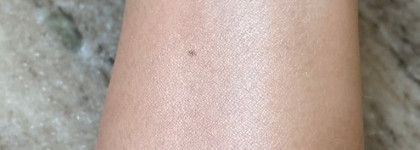 Тот самый влажный блик с Charlotte Tilbury Beauty Light Wand в оттенке Hollywood Spotlight