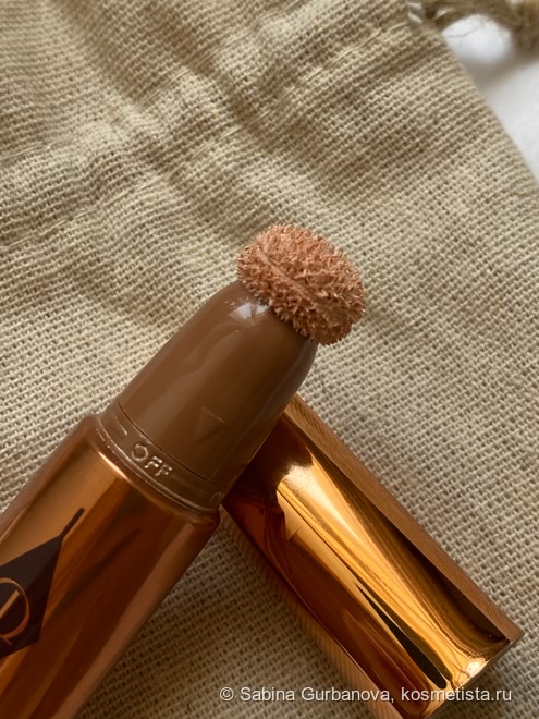 Тот самый влажный блик с Charlotte Tilbury Beauty Light Wand в оттенке Hollywood Spotlight