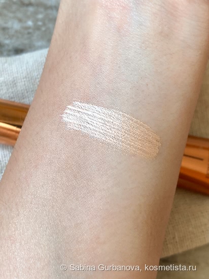 Тот самый влажный блик с Charlotte Tilbury Beauty Light Wand в оттенке Hollywood Spotlight
